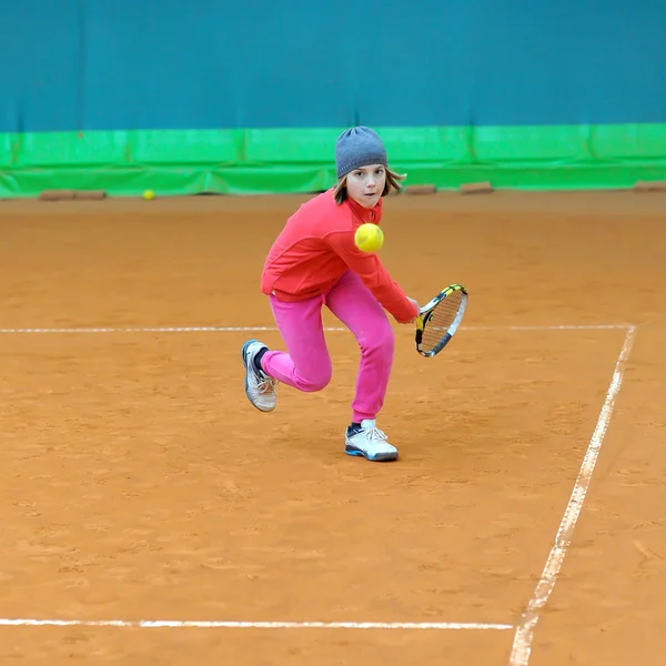 Atleta menina no treinamento de tênis — Fotografia de Stock