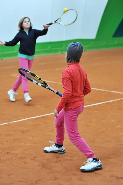 Två flickor i utbildningen tennis — Stockfoto