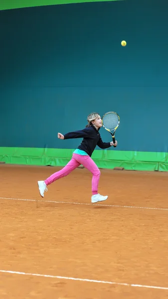 Sportowiec dziewczynka na szkolenie tenisowe — Zdjęcie stockowe