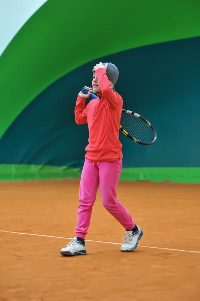 トレーニング テニスの女の子 — ストック写真