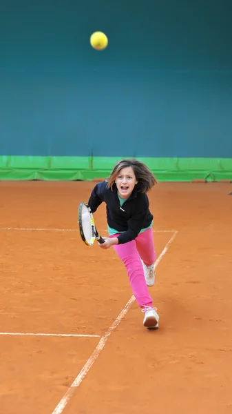 Athlète fille sur l'entraînement de tennis — Photo