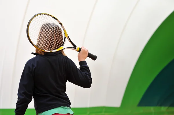 Chica en el entrenamiento de tenis — Foto de Stock