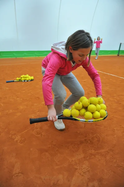 Eğitim tenis'de iki kız — Stok fotoğraf