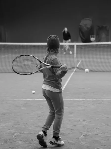 Twee meisjes in opleiding tennis — Stockfoto