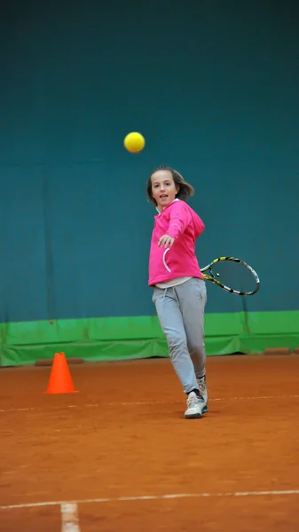 Atleta chica en el entrenamiento de tenis —  Fotos de Stock