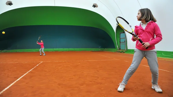 Niñas en el entrenamiento de tenis —  Fotos de Stock