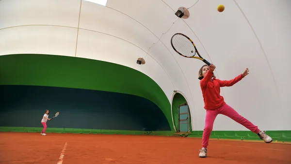 Mädchen im Tennistraining — Stockfoto