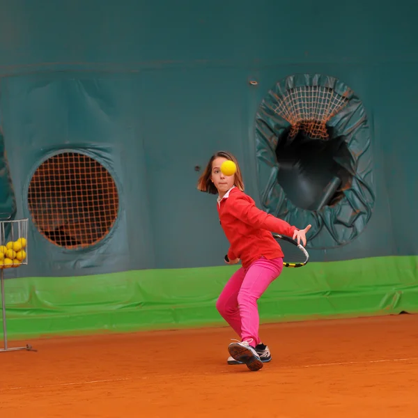 Athlete girl on training tennis — Stock Photo, Image