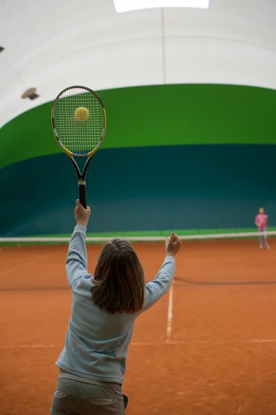 Två flickor i utbildningen tennis — Stockfoto