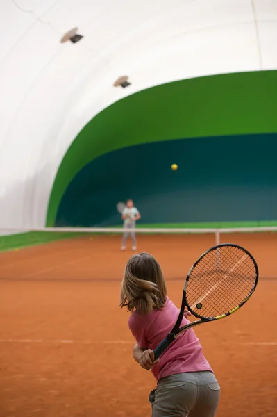 Två flickor i utbildningen tennis — Stockfoto