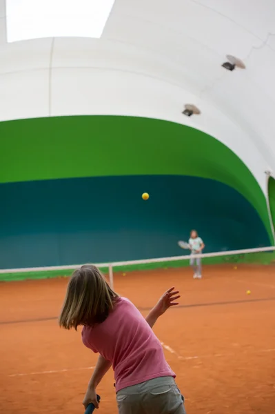 トレーニング テニスで 2 人の女の子 — ストック写真
