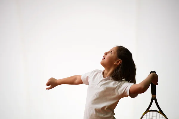 Dziewczyna z rakiety na kort tenisowy — Zdjęcie stockowe
