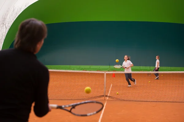 Tennisskola utomhus — Stockfoto