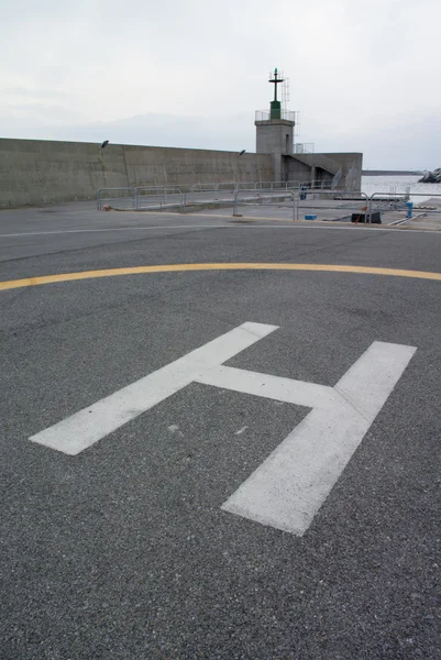 直升机场毗邻海洋码头 — 图库照片