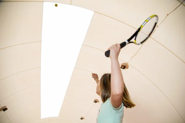 Menina em tênis de treinamento — Fotografia de Stock