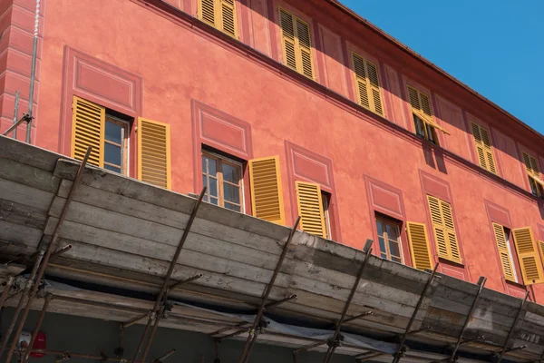 Facciata rossa dell'edificio — Foto Stock