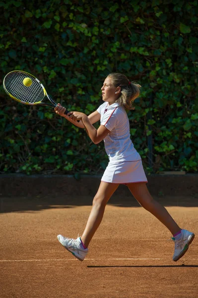 Flicka med racket på tennisbanan — Stockfoto