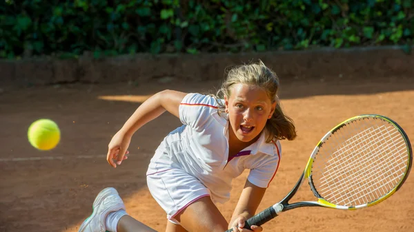 Menina com raquete no campo de ténis — Fotografia de Stock