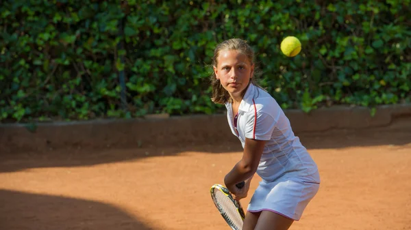 Chica con raqueta en pista de tenis — Foto de Stock