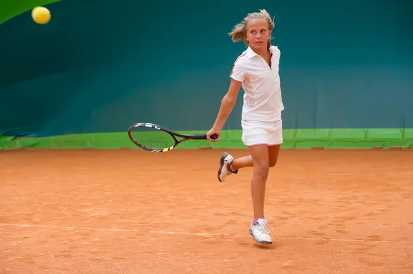 Chica con raqueta en pista de tenis — Foto de Stock