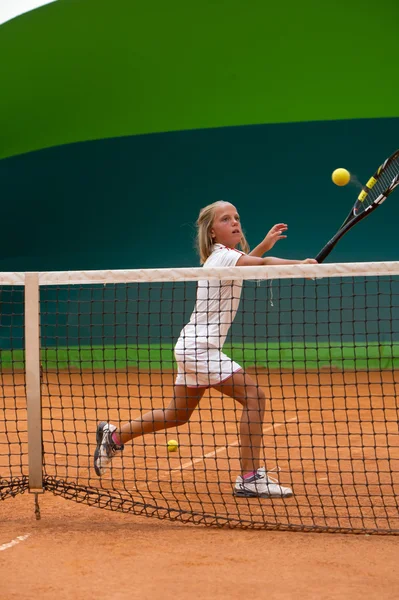 Chica con raqueta en pista de tenis —  Fotos de Stock