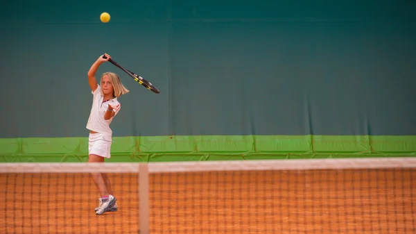 Flicka med racket på tennisbanan — Stockfoto