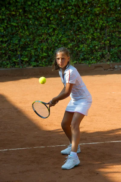 Chica con raqueta en pista de tenis — Foto de Stock