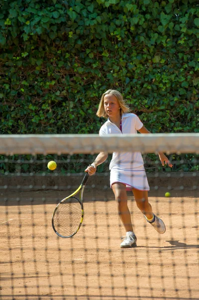 Flicka med racket på tennisbanan — Stockfoto