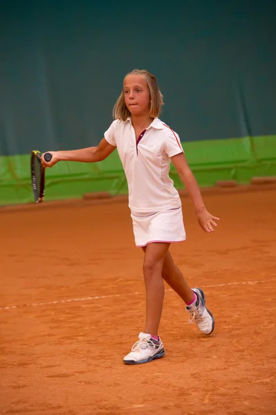 Flicka med racket på tennisbanan — Stockfoto