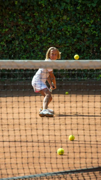 Menina com raquete no campo de ténis — Fotografia de Stock