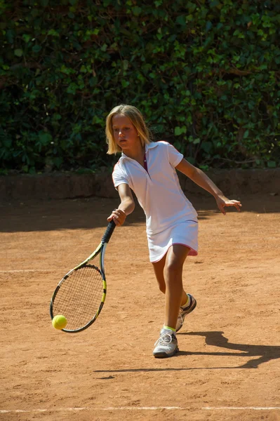 Menina com raquete no campo de ténis — Fotografia de Stock