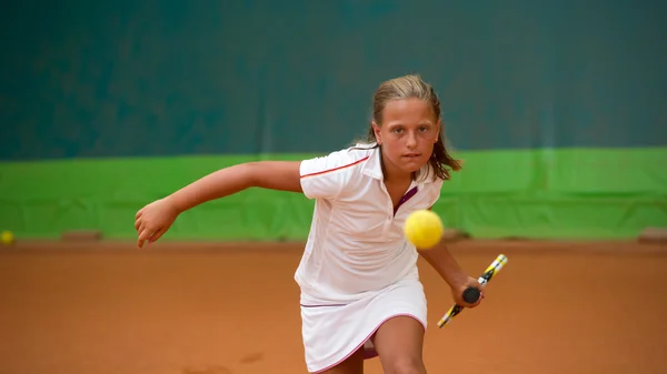 Дівчина з ракеткою на тенісному корті — стокове фото
