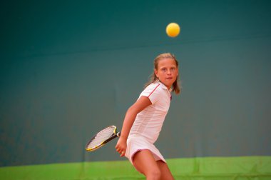 Raket tenis kortunda kızla