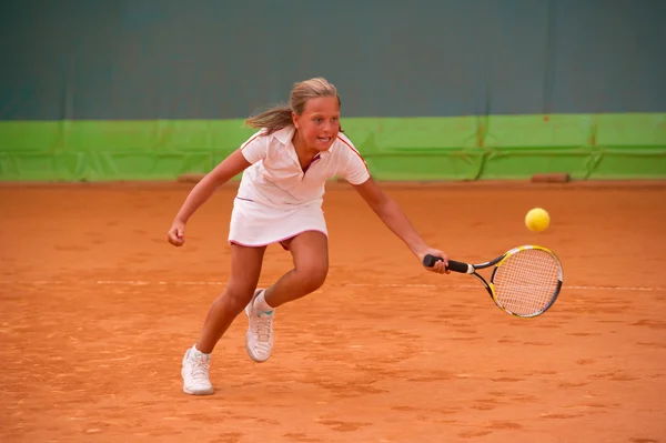 Menina com raquete no campo de ténis — Fotografia de Stock