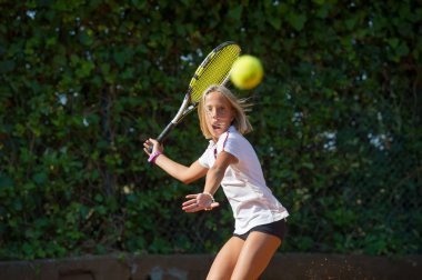 Raket tenis kortunda kızla atlet