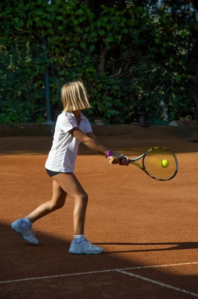 Menina com raquete no campo de ténis — Fotografia de Stock