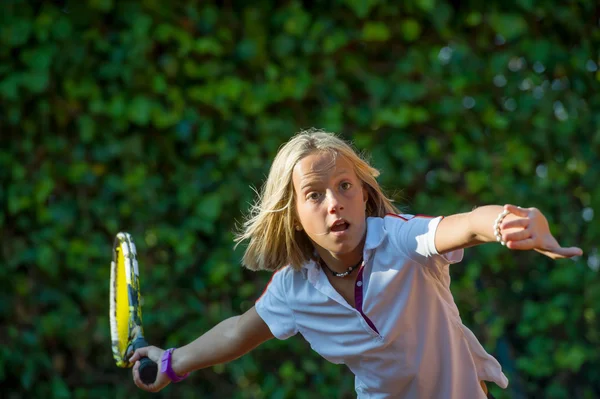 Девушка с ракеткой на теннисном корте — стоковое фото