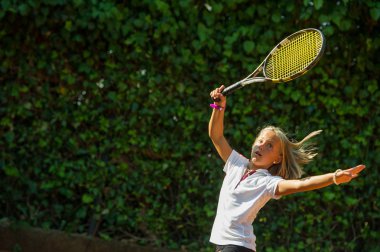 Raket tenis kortunda kızla atlet