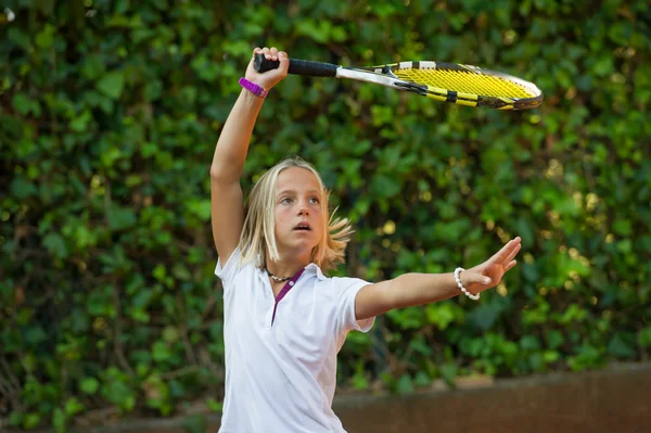 テニスコートにラケットを持つアスリート少女 — ストック写真