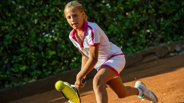 Atleta chica con raqueta en pista de tenis —  Fotos de Stock