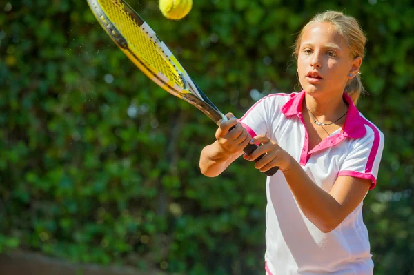 Atleta chica con raqueta en pista de tenis —  Fotos de Stock