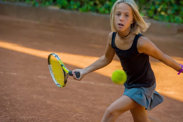 Menina com raquete no campo de ténis — Fotografia de Stock