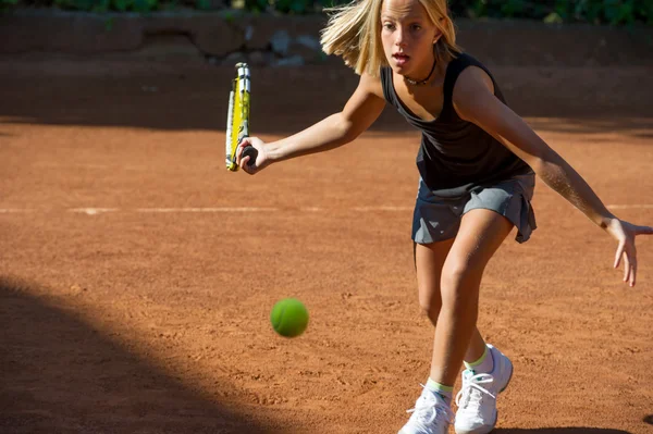 Sportowiec dziewczynka z rakiety na kort tenisowy — Zdjęcie stockowe