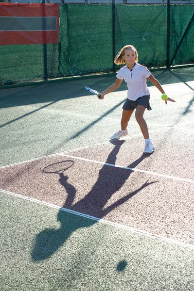 Menina com raquete no campo de ténis — Fotografia de Stock