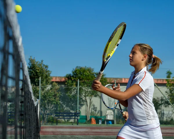 Fille avec raquette sur le court de tennis — Photo