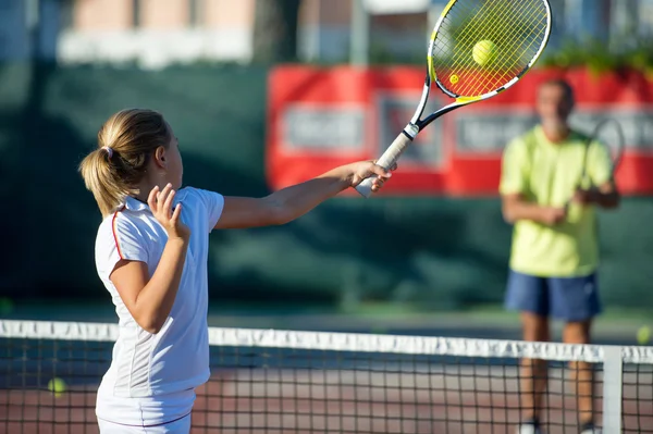 Тенісну школу відкритий — стокове фото