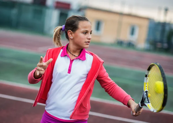 运动员用球拍在网球场上的女孩 — 图库照片