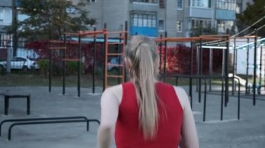 Spor giyim kuşağında spor sahasına koşan zayıf genç fitness koşucusunun bir sonraki çekimi.