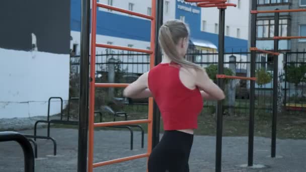 Ajuste deportivo caucásico chica bonita entrenamiento en ropa deportiva al aire libre en el campo de deportes — Vídeo de stock