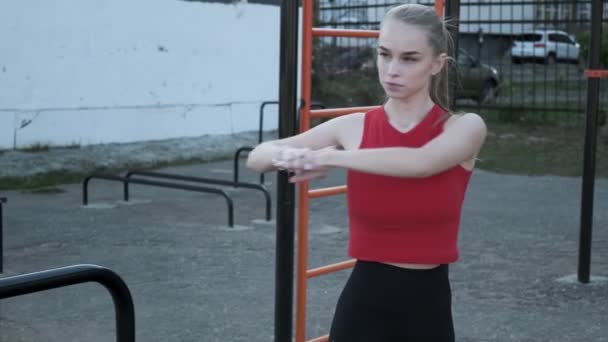 Підходить для спортивної білоруської красивої дівчини тренування в спортивному одязі на відкритому повітрі на спортивному майданчику — стокове відео